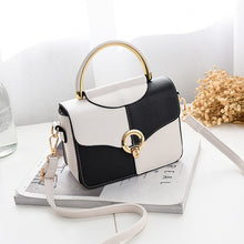 Daisy Checkered Medium Shoulder Bag